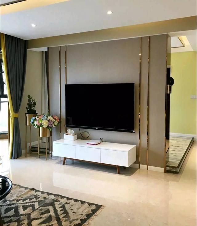 把不銹鋼條嵌到墻上，簡單點(diǎn)綴好高檔！