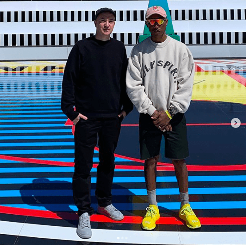 Kaws 別名 Brian Donnelly 和 Pharell Williams。 ?Kaws 通過 Instagram